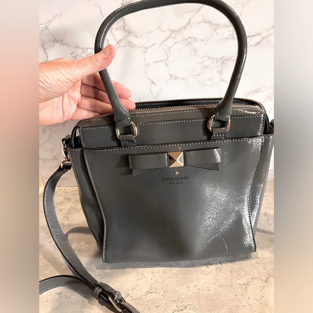 Kate Spade bag/purse with handles and shoulder strap.